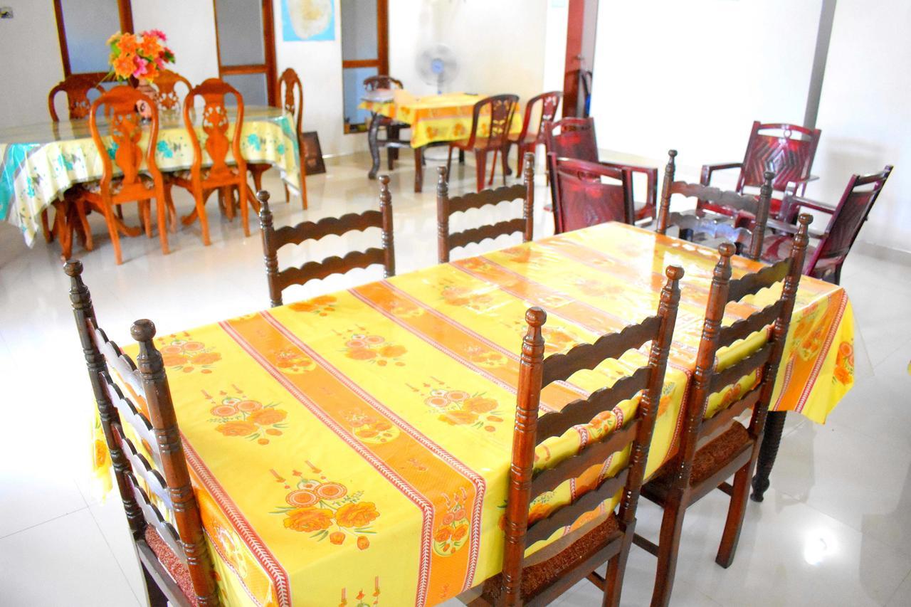 Lion Rest Hotel Anuradhapura Buitenkant foto