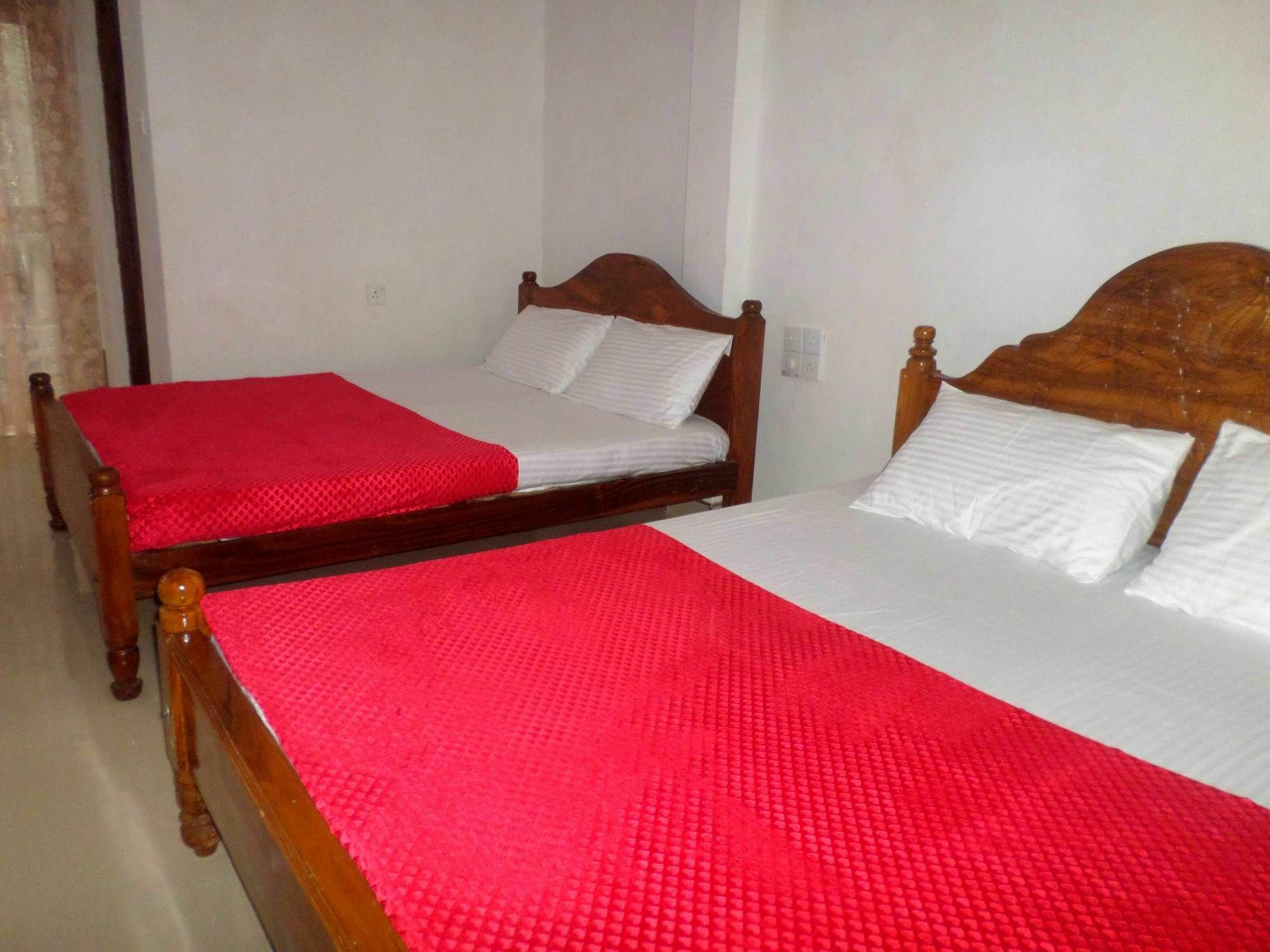 Lion Rest Hotel Anuradhapura Buitenkant foto