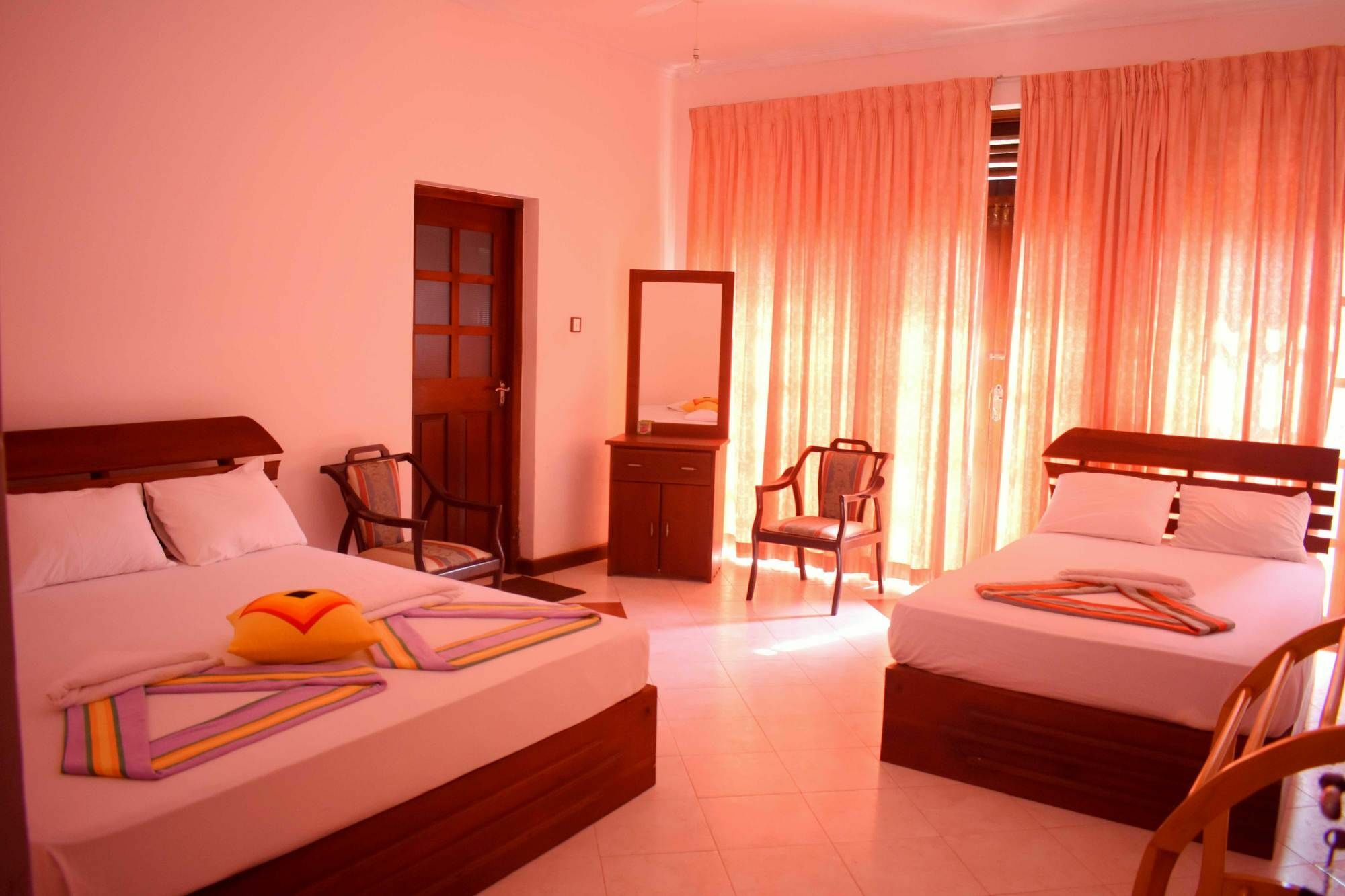 Lion Rest Hotel Anuradhapura Buitenkant foto