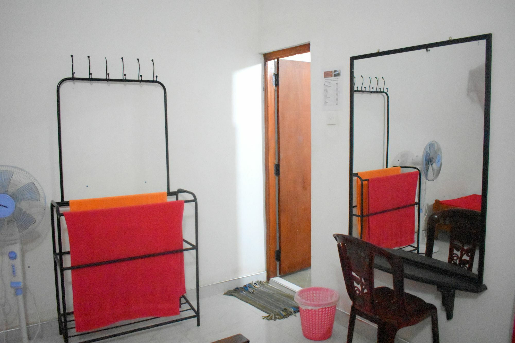 Lion Rest Hotel Anuradhapura Buitenkant foto
